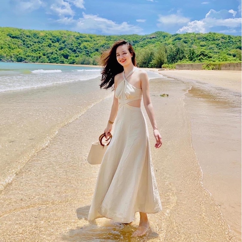 Pass đầm của Clothes bar 600K lúc mua 980K mặc đi tiệc biển 1 lần chụp hình còn mới 99.99%.đầm rất tôn dáng chất xịn đẹp