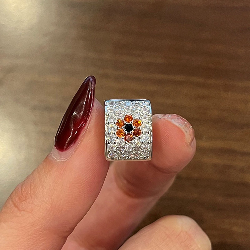 Đôi Khuyên Tai Tròn Nhỏ Hình Hoa Màu Cam Thanh Lịch Mới Cho Nữ