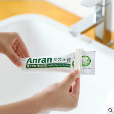 Dụng cụ nặn kem đánh răng thiết kế đa năng tiện dụng