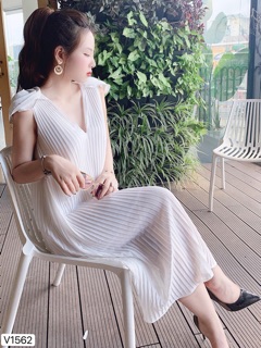 Váy trắng dáng xoè thiết kế