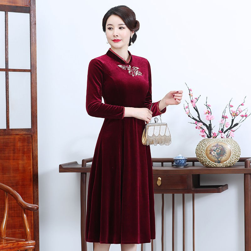 Các bà mẹ trung niên mặc váy sườn xám cải tiến thời trang nữ cỡ lớn thêu dân tộc dài và cao tuổi