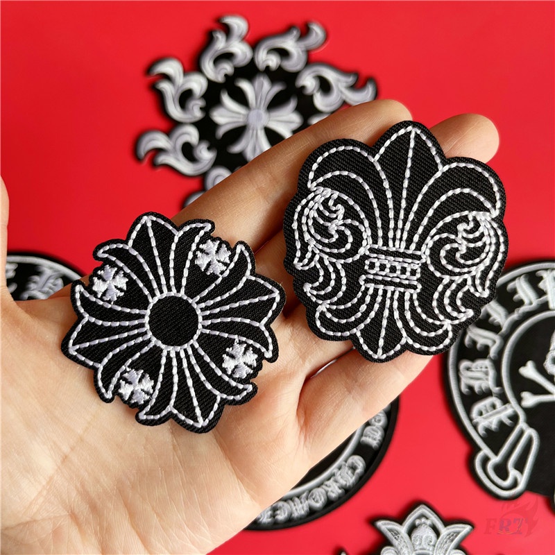 ♥ Miếng Dán Ủi Lên Quần Áo Thời Trang Màu Trắng Đen Sang Trọng ♥ 1 Sticker Ủi Thêu Hình Huy Hiệu