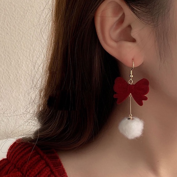 Khuyên tai đính quả bông màu đỏ phong cách giáng sinh