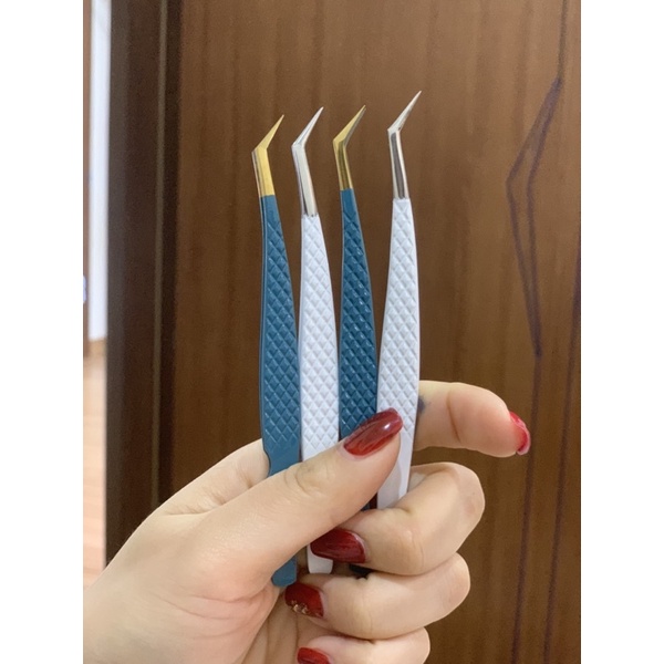 Nhíp hoa hồng đen trắng