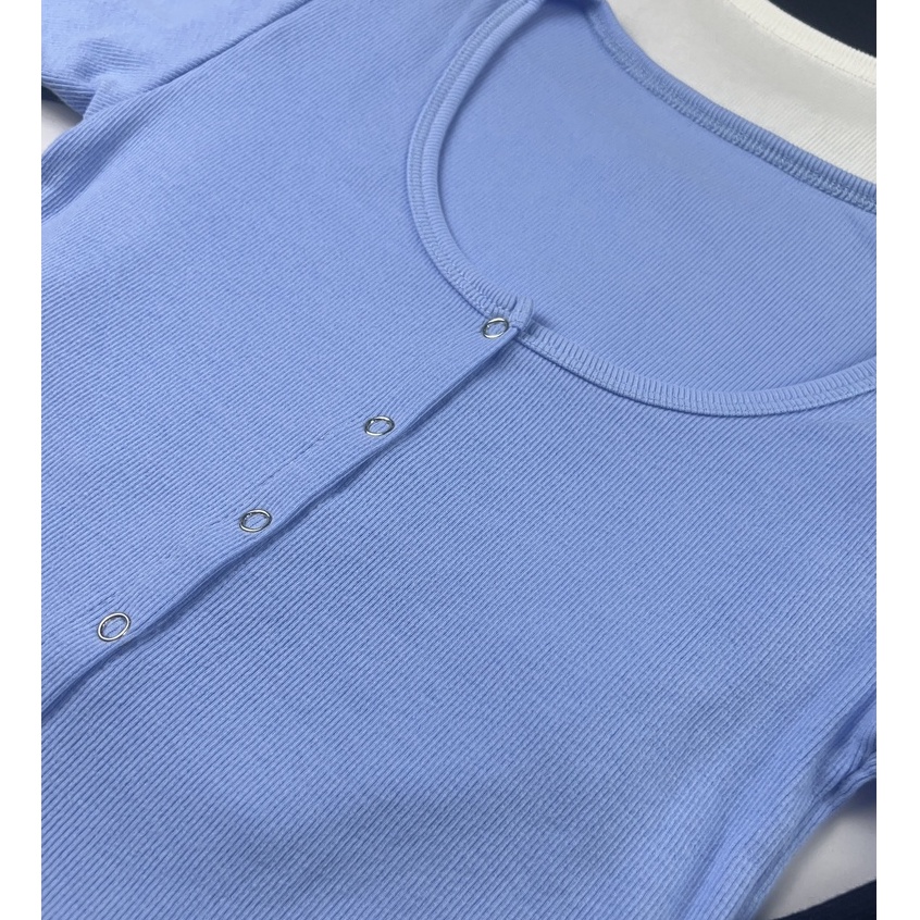 Áo croptop nữ tay dài chất thun gân phối nút bấm vạt chữ U cá tính - AO0150
