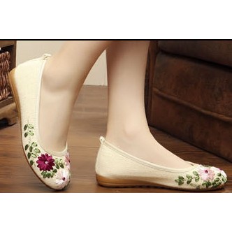 Giày búp bê thêu hoa màu trắng kem | BigBuy360 - bigbuy360.vn