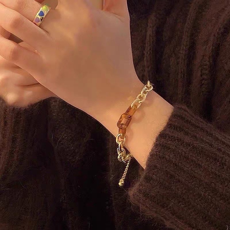 Vòng tay màu nâu xà cừ