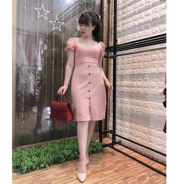 Váy kẻ cổ vuông