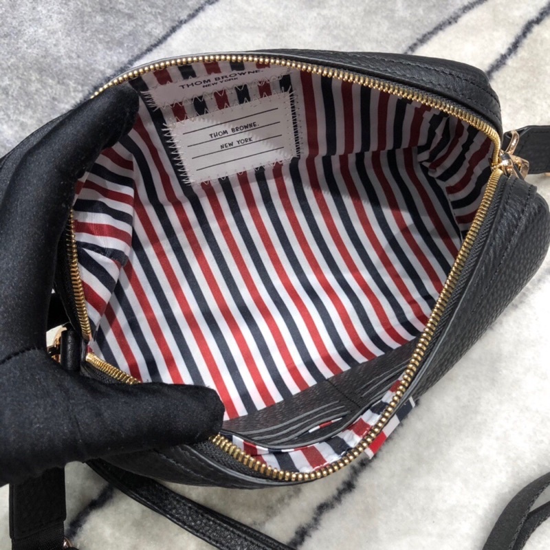 Túi đeo chéo nam Trang trí dây vải màu đỏ, trắng và xanh mang tính biểu tượng tinh tế thom browne