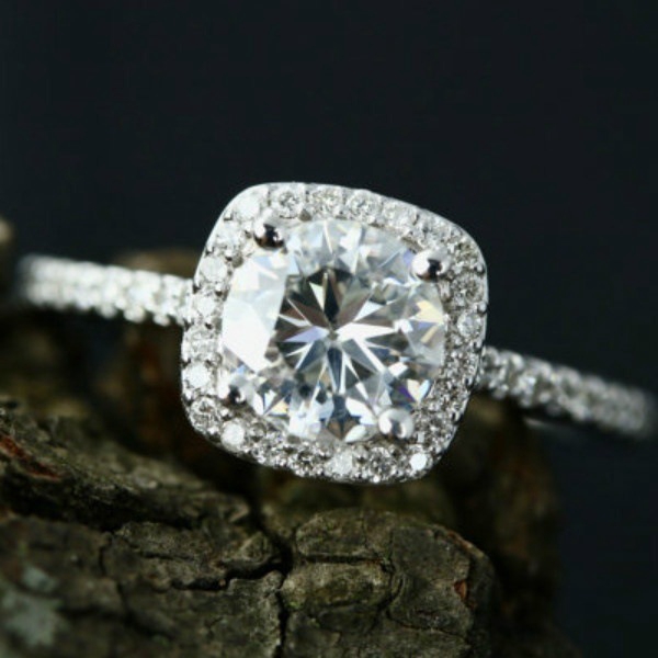 Nhẫn đính hôn đính đá Cubic Zirconia