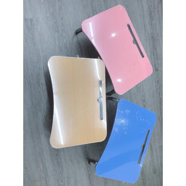 Bàn học có khe cắm, màu : hồng, cà phê,xanh da trời . Kích thước :60x40x28cm.