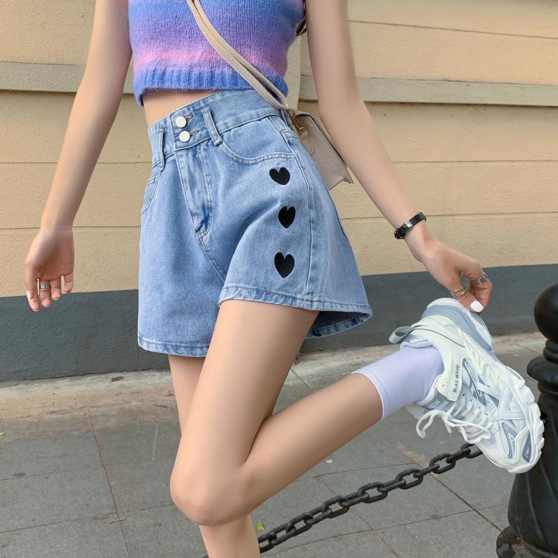 Quần short denim dáng chữ A ống rộng thêu họa tiết trái tim thời trang mùa hè 2021