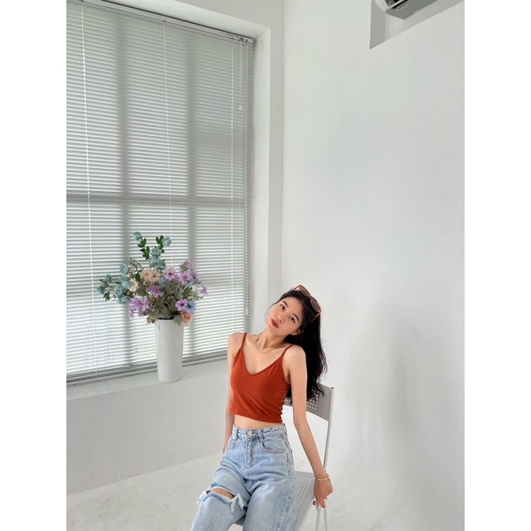 Áo 2 dây cổ V chất thun gân co giãn sexy rất thích hợp với mùa hè