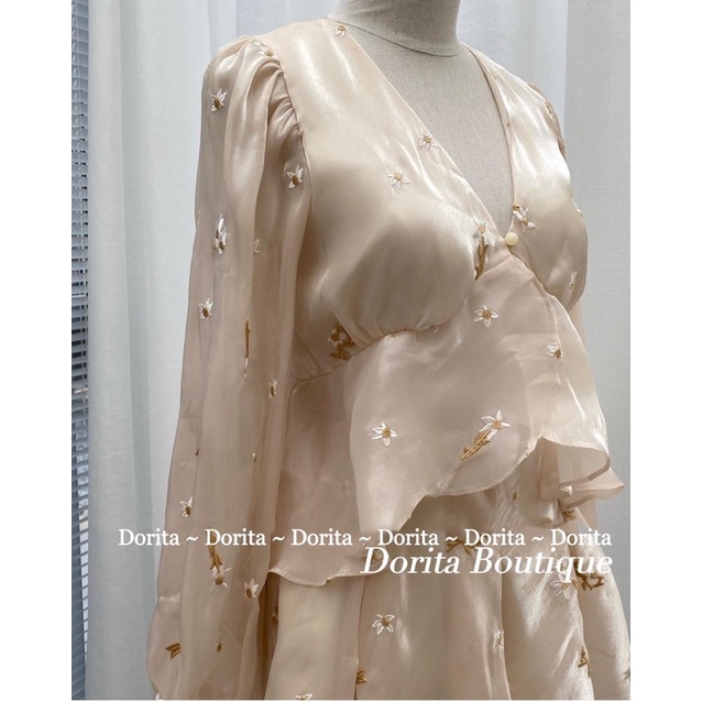 Set áo babydoll voan tơ hoa nổi cổ xẻ kèm quần giả váy - Dorita Boutique