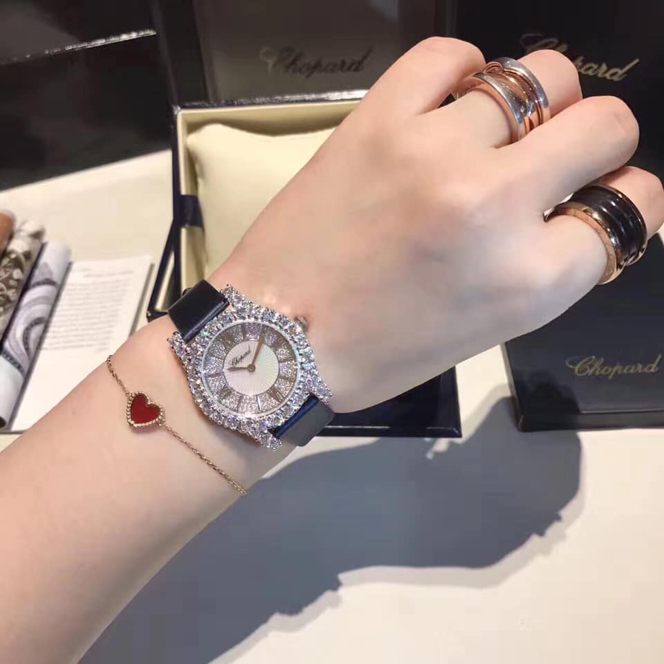 Đồng hồ Nữ  Chopard đá cao cấp loại đẹp chạy pin máy nhật 32mm dây lụa màu đen.