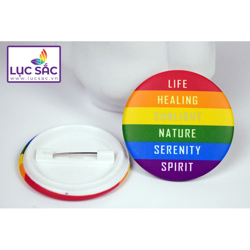 Huy hiệu LGBT Lục Sắc cài áo có chữ – TT018