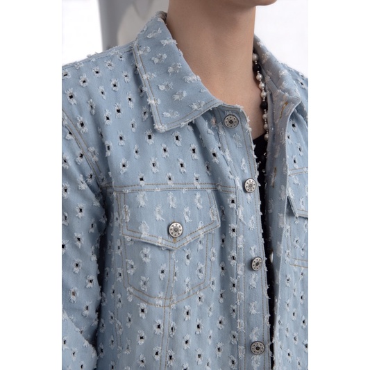 Set áo khoác jeans dáng lửng hiện đại và quần nam nhung tăm đỏ đô trong bộ sưu tập thu đông WAGG 2021