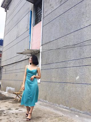 Đầm lụa xanh cổ đổ