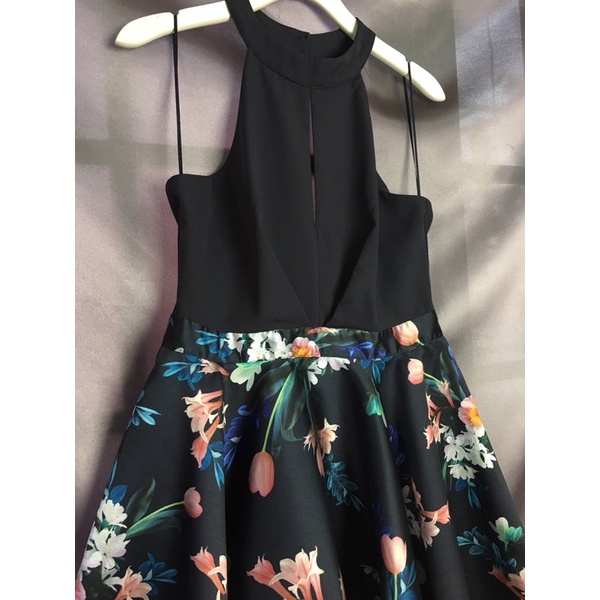 Đầm cổ yếm Úc