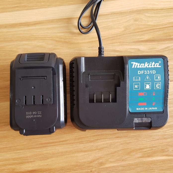 Sạc pin máy khoan makita 20V, bảo vệ tự ngắt khi sạc đầy