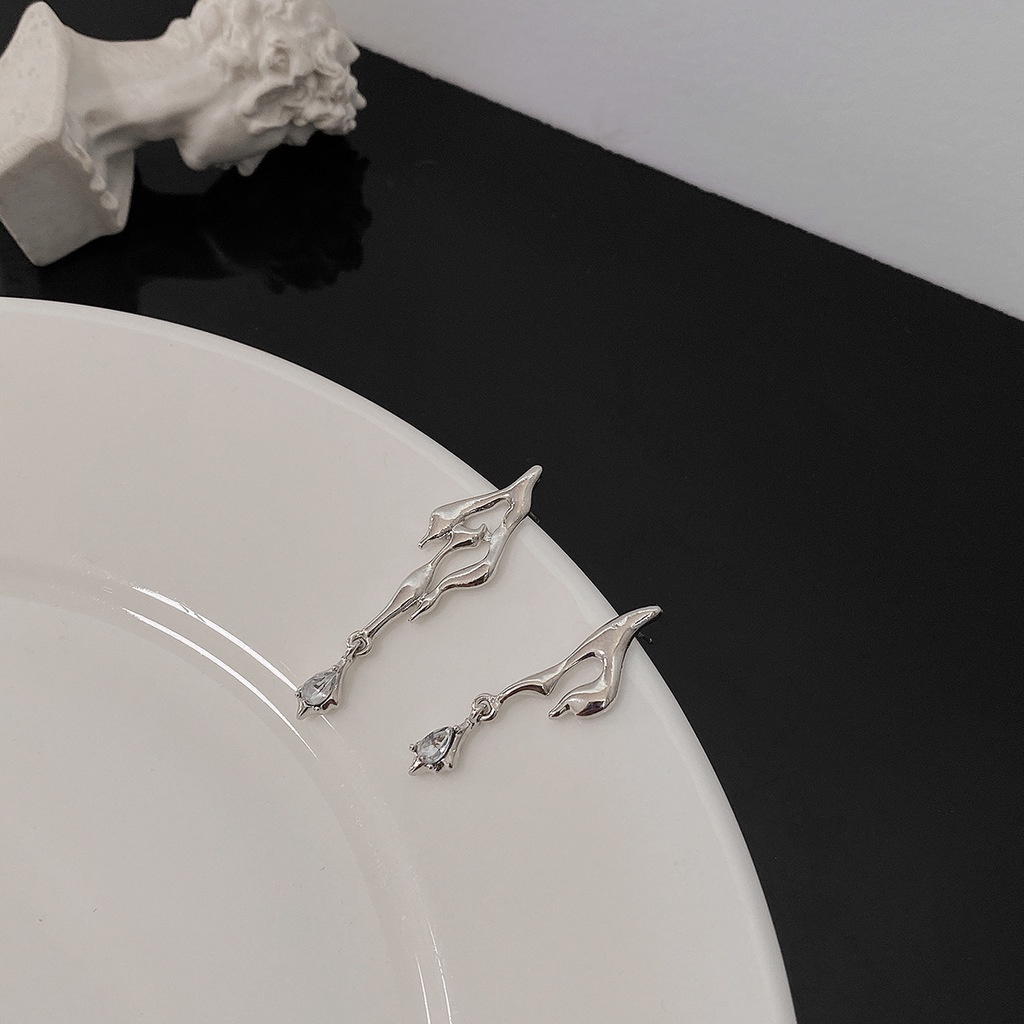 Khuyên tai mạ bạc thiết kế đính đá zircon bất đối xứng cho nữ