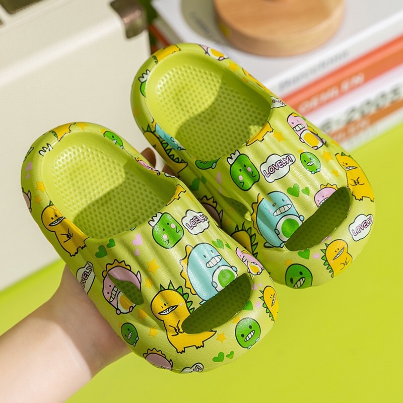 Dép lê quai ngang bánh mì trẻ em hoạ tiết khủng long bít mũi bảo vệ bàn chân bé mã DLC4