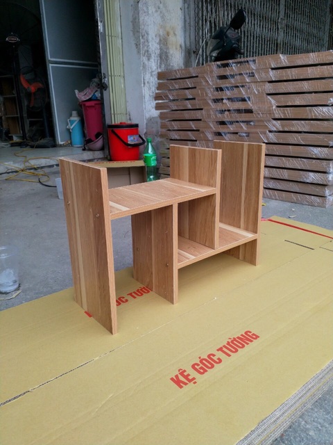 KỆ SÁCH GÓC TƯỜNG ĐẶT BÀN