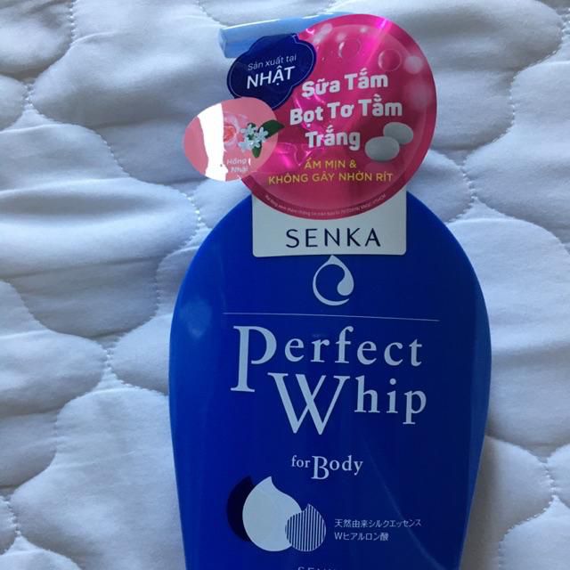 Sữa tắm tạo bọt Senka Perfect Whip dưỡng ẩm hoa hồng và hoa nhài (500ml)