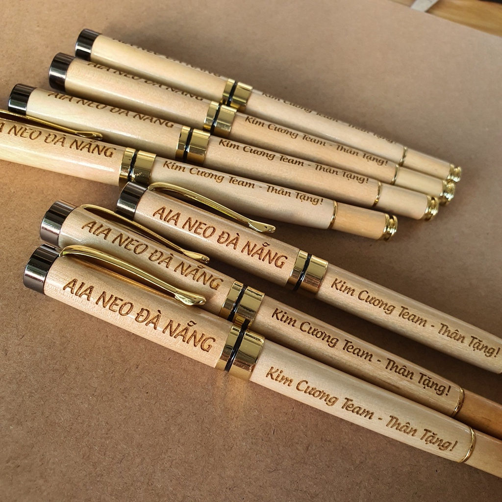 Bút gỗ khắc tên, logo theo yêu cầu, lên file thiết kế miễn phí