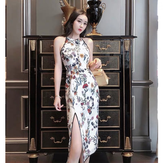 Đầm cổ yếm xẻ đùi thiết kế