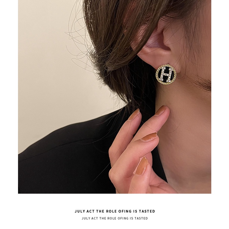 Bông Tai Chữ Màu Đen Phong Cách Retro