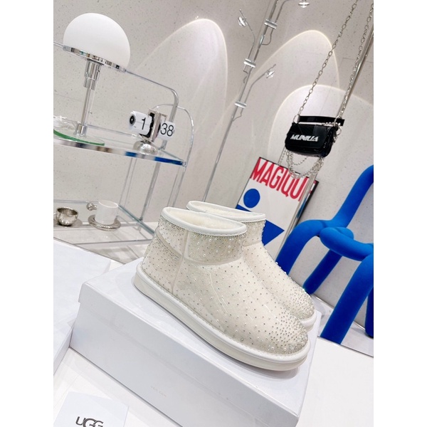 Giày ủng UGG chống nước bên trong chất liệu len ấm áp giữ ấm chân tốt đế chống trơn trượt.