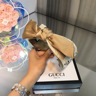 Băng đô nơ đầu mùa xuân năm 2021 của Gucci