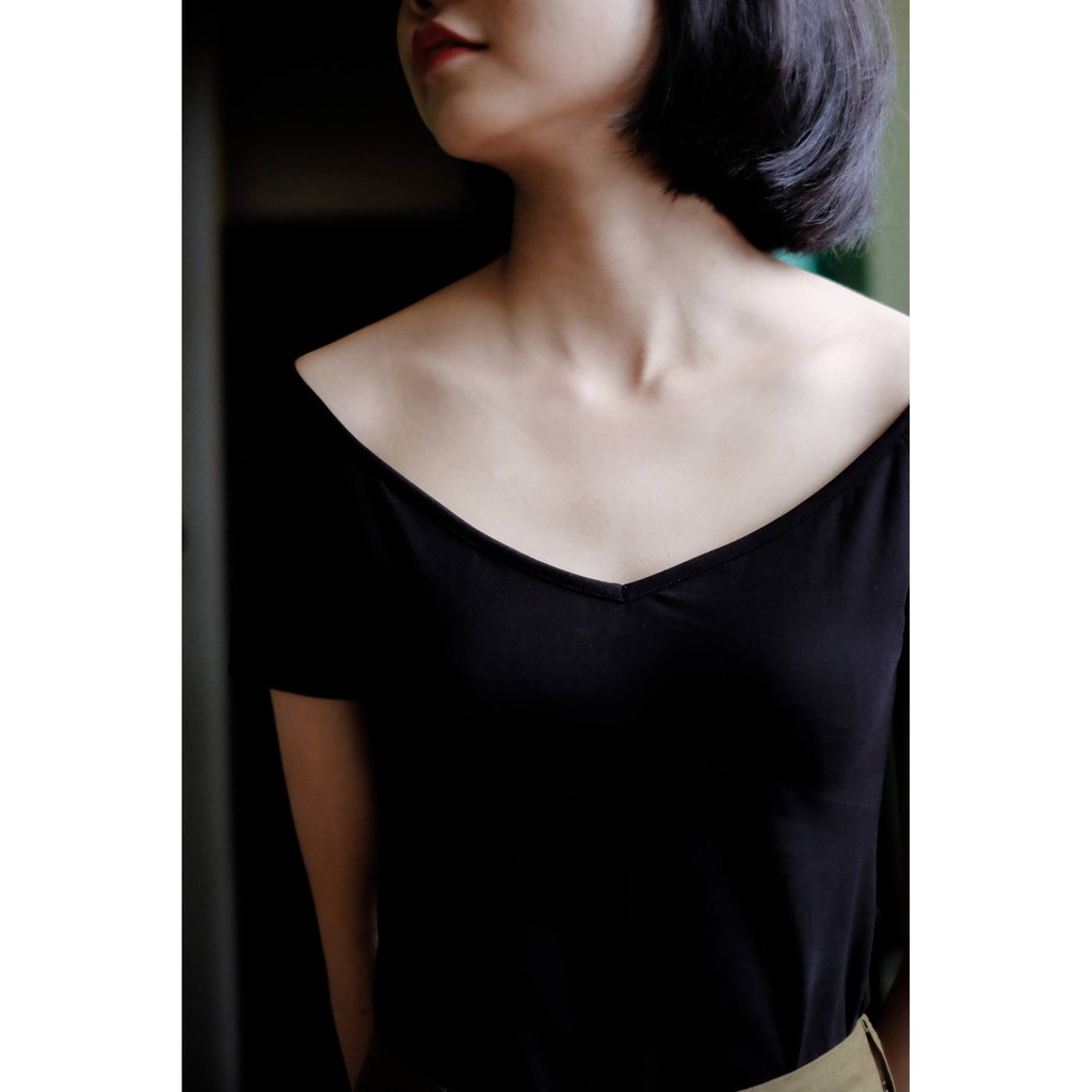 Tenratvui - Áo thun đen Little Black Tee cổ tim bẹt vai