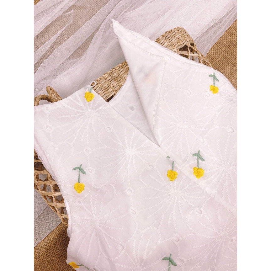 Đầm yếm dáng suông form rộng, Váy yếm 2 dây màu trắng Cao Cấp kate thêu hoa nhí, sát nách cổ tròn - MiNhi