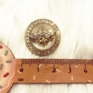 Cài áo tròn phối ong đính đá. kt 3 x 3,5cm