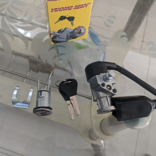 Bộ khóa gắn xe honda DREAM loại xịn ( cả bộ khóa cốp, khóa điện và 2 chìa khóa )