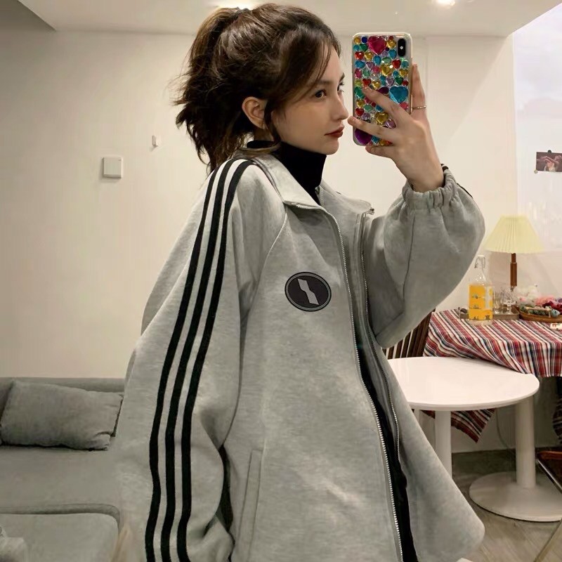 Áo khoác nỉ sọc tay huy hiệu tròn | BigBuy360 - bigbuy360.vn