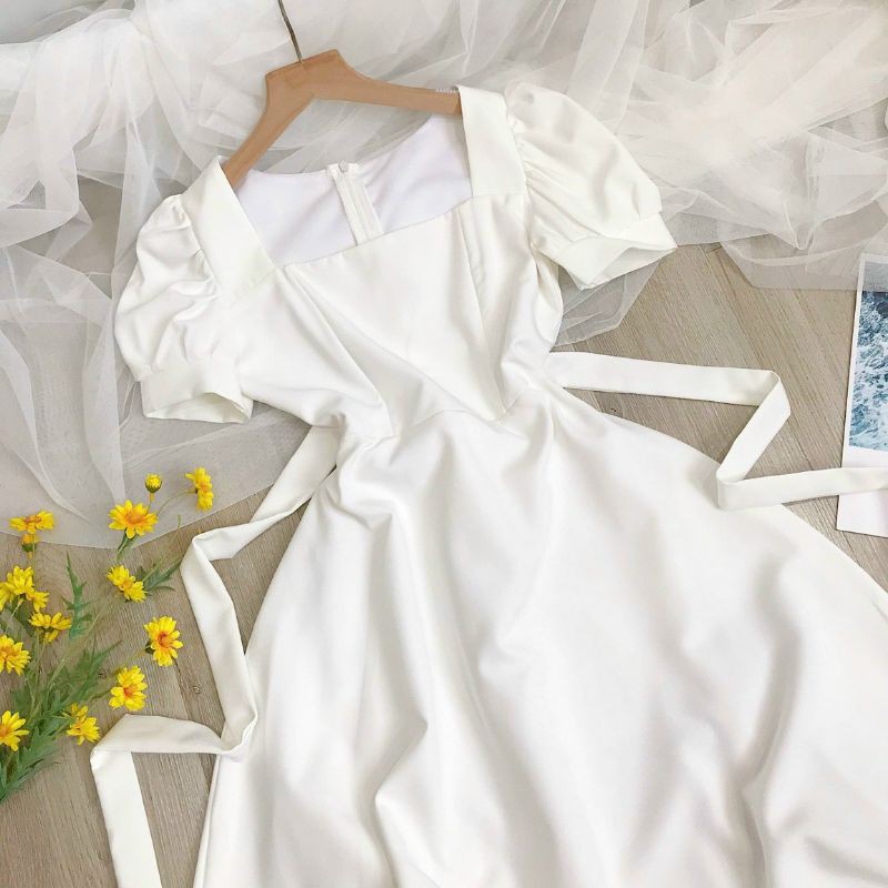 Đầm trắng xoè cổ U dây eo.
