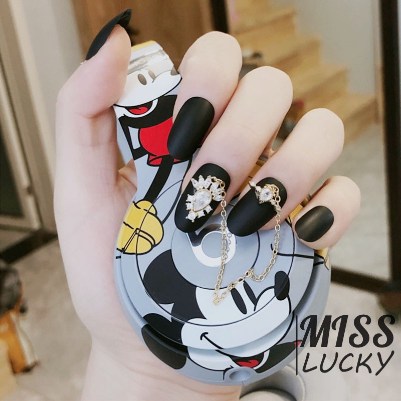 Móng tay giả màu đen dát đá với dây chuỗi màu kim độc đáo