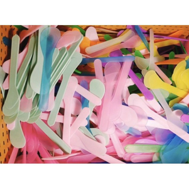 Que thìa nhựa trộn mặt nạ dùng trong spa