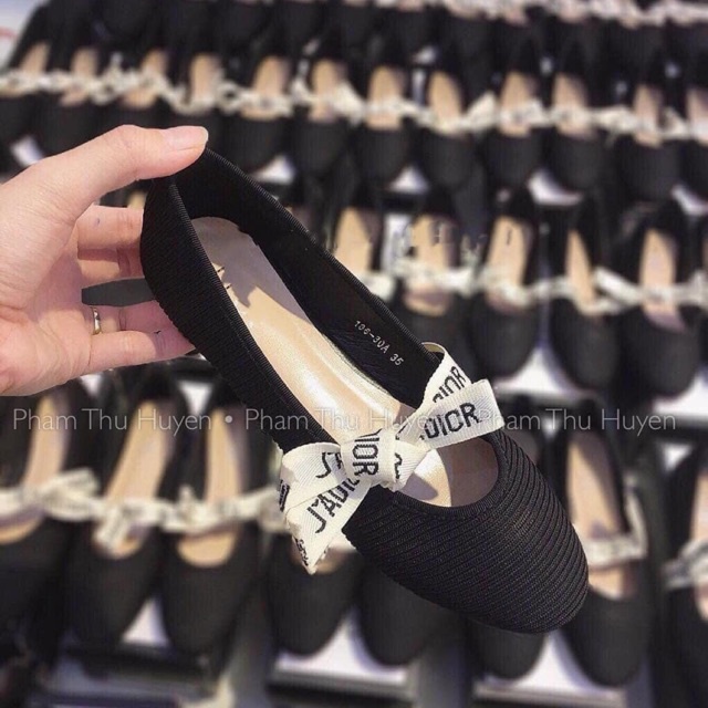 Giày bệt dây nơ trắng có chữ hot hit, xinh xắn, dáng búp bê