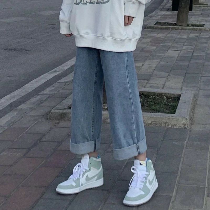 Quần jean ống suông màu sắc cơ bản cổ điển. Phong cách đơn giản, mặc rất thoải mái!