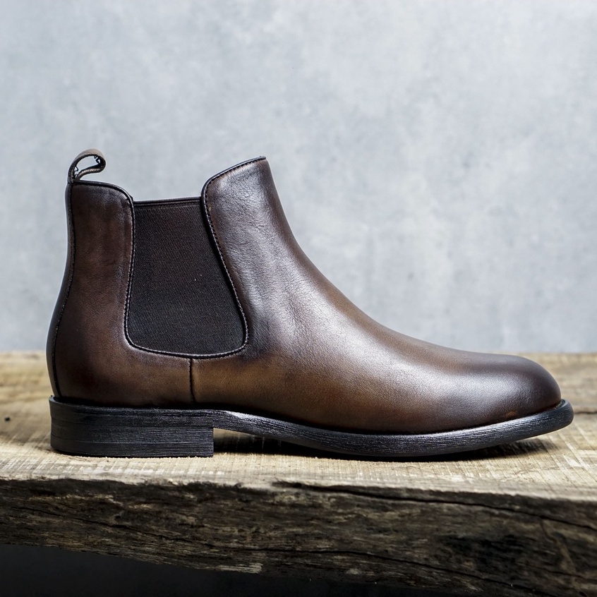 Giày boot chelsea da bê đen và nâu mũi tròn nam tính , sang trọng