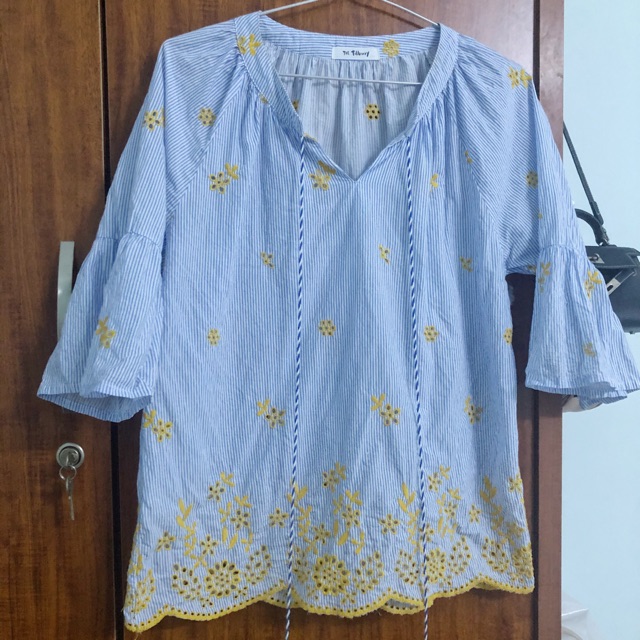 Áo kiểu thêu hoa