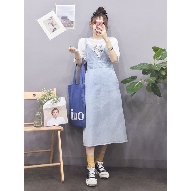Set yếm jean xanh nhạt, áo phông trắng