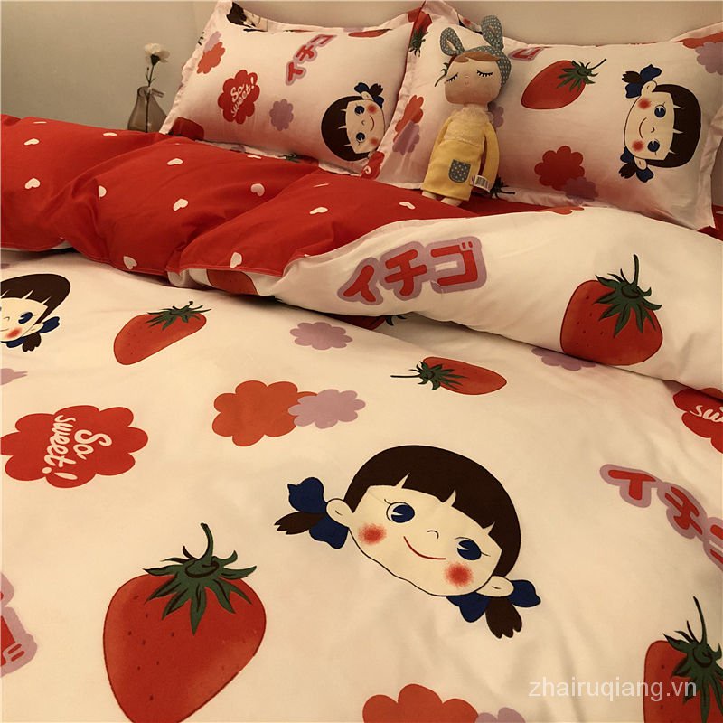 Bộ chăn ga và vỏ gối 4 món in hình quả dâu dễ thương