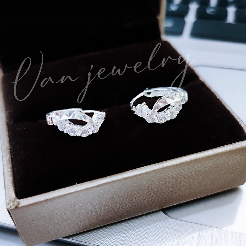 Bông tai bạc Bông tai tròn sát tai mặt sóng nạm đá sáng lấp lánh Van Jewelry V10476