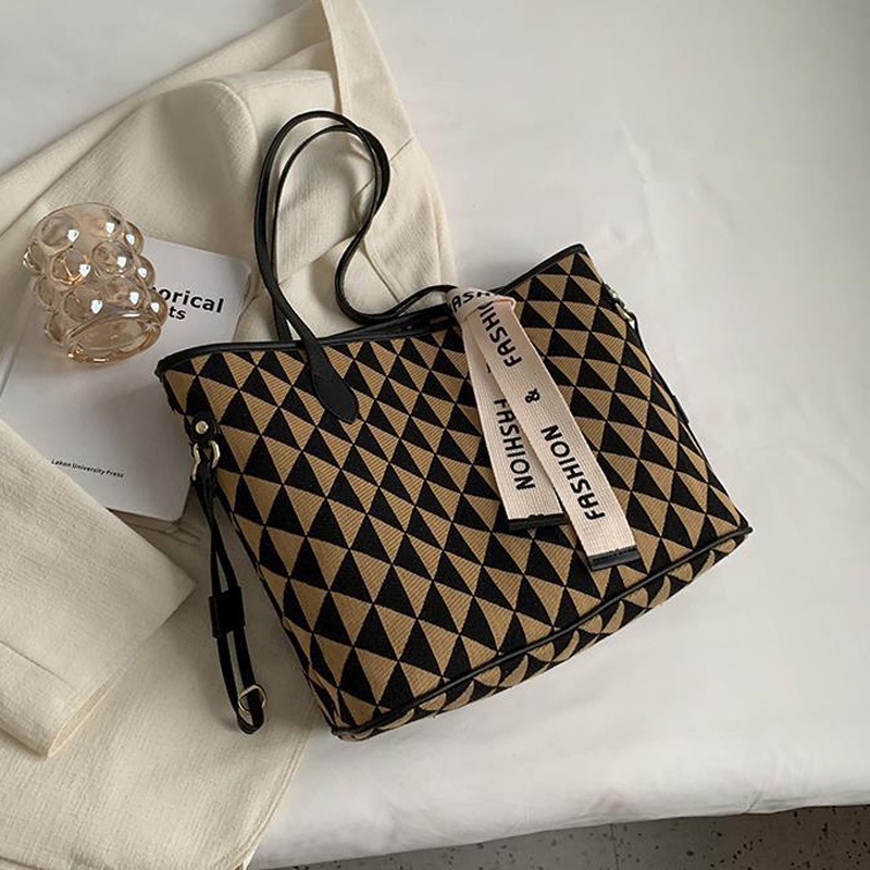 Túi tote IELGY đeo vai phong cách học sinh phổ biến dễ phối đồ cho nữ