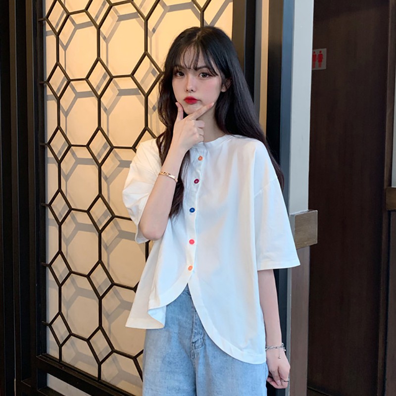 Áo cổ tròn tay ngắn phối nút độc đáo